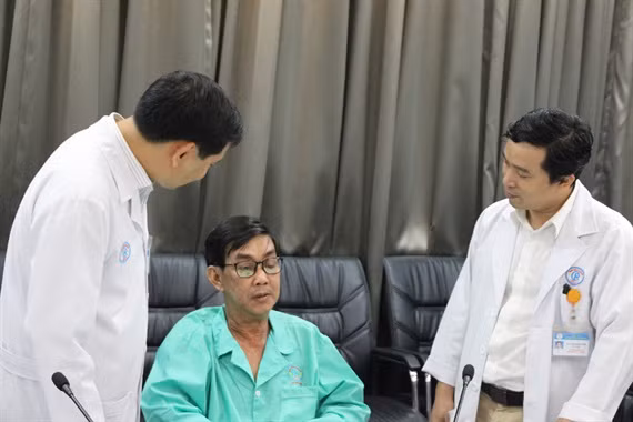 Sau ca mổ, mắt bệnh nhân đã được an toàn.