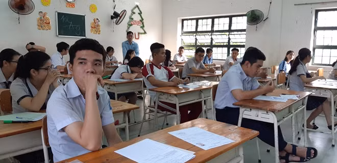 Hồi hộp, lo lắng trước giờ phát đề thi-phòng thi tại điểm THPT `Bùi Thị Xuân Q.1