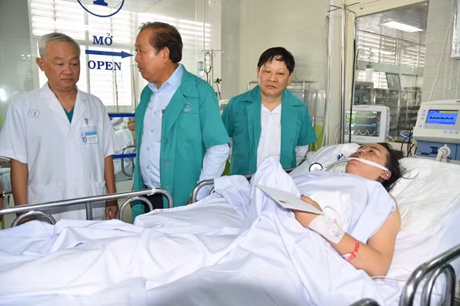 Phó thủ tướng Thường trực Trương Hòa Bình thăm bệnh nhân nặng tại Khoa Hồi sức tích cực BV Chợ Rẫy.