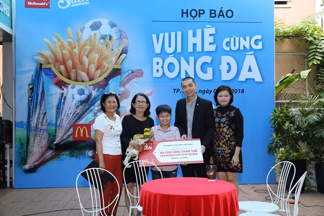 Ban Tổ chức trao giải cho cậu bé Thanh Sơn.