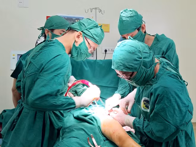 Trong phòng mổ khoa Chấn thương Chỉnh hình Nhi -BVXA