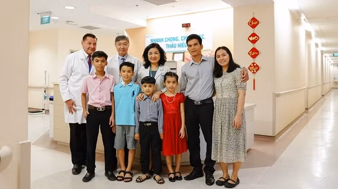 Em G.B được xuất viện trong sáng 12-9 trong niềm vui của cả gia đình và các bác sĩ.