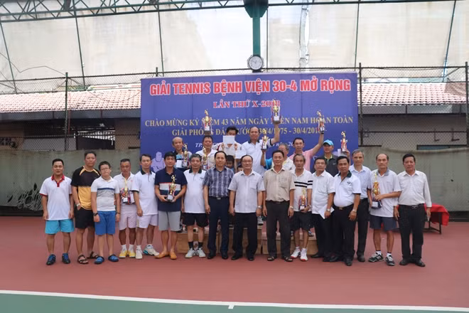 Ban Tổ chức chụp hình lưu niệm với các vận động viên đoạt giải