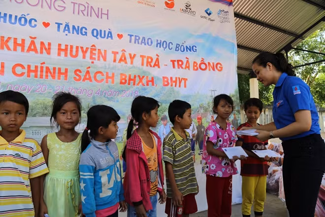 Trao Học bổng cho các em học sinh có tinh thần hiếu học, vượt khó.