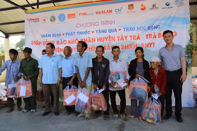 Phấn khởi khi nhận được các suất quà trap tặng từ đoàn thiện nguyện.