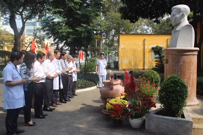 Đoàn công tác tới thắp hương tại khu lưu niệm cố Tổng bí thư Trần Phú