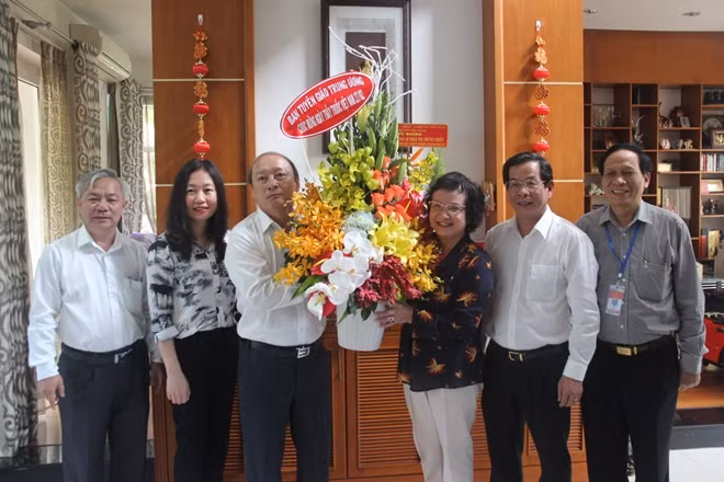 Đoàn công tác tới thăm, chúc mừng nguyên Bộ trưởng Bộ Y tế Trần Thị Trung Chiến.
