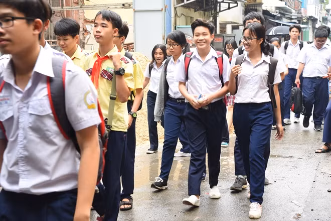 Thí sinh phấn khởi sau khi this môn ngoại ngữ chiều 2/6