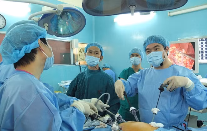 Ê kíp thực hiện ca phẫu thuật nội soi cho bệnh nhân.