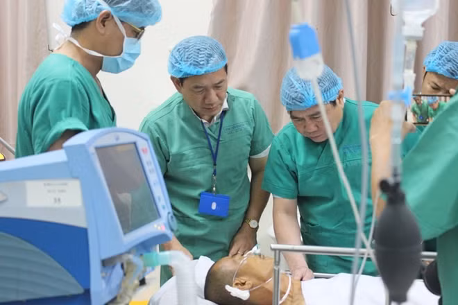 Chủ tịch UBND TP Nguyễn Thành Phong thăm hỏi bệnh nhân Trần Văn Hoàng tại Bệnh viện Nhân dân 115 sáng 14-5