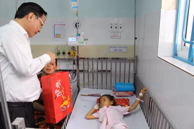Ông Nguyễn Tấn Bỉnh-GĐ Sở Y tế TPHCM hỏi thăm thân nhân và trao tặng quà cho các bé.