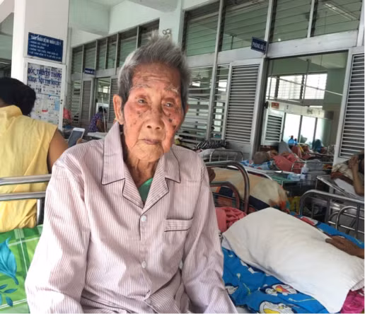 Cụ ông Lê Văn B. đã tươi tỉnh trở lại trong ngày xuất viện.