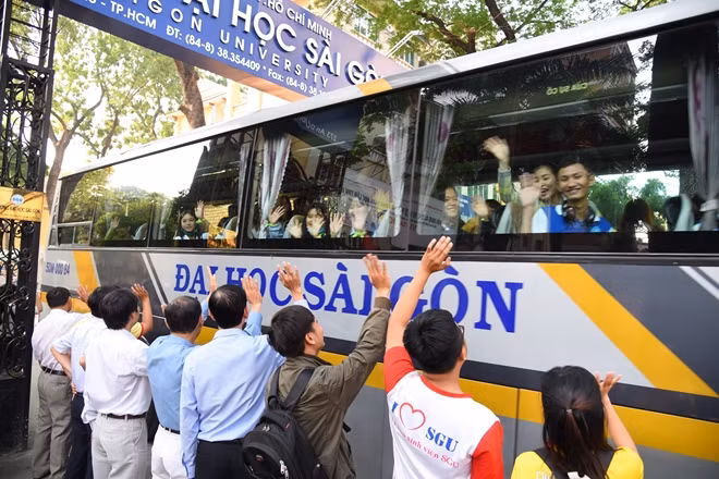 Những hình ảnh xúc động tại buổi lễ tiễn SV về ăn Tết với gia đình tại ĐH Sài Gòn.