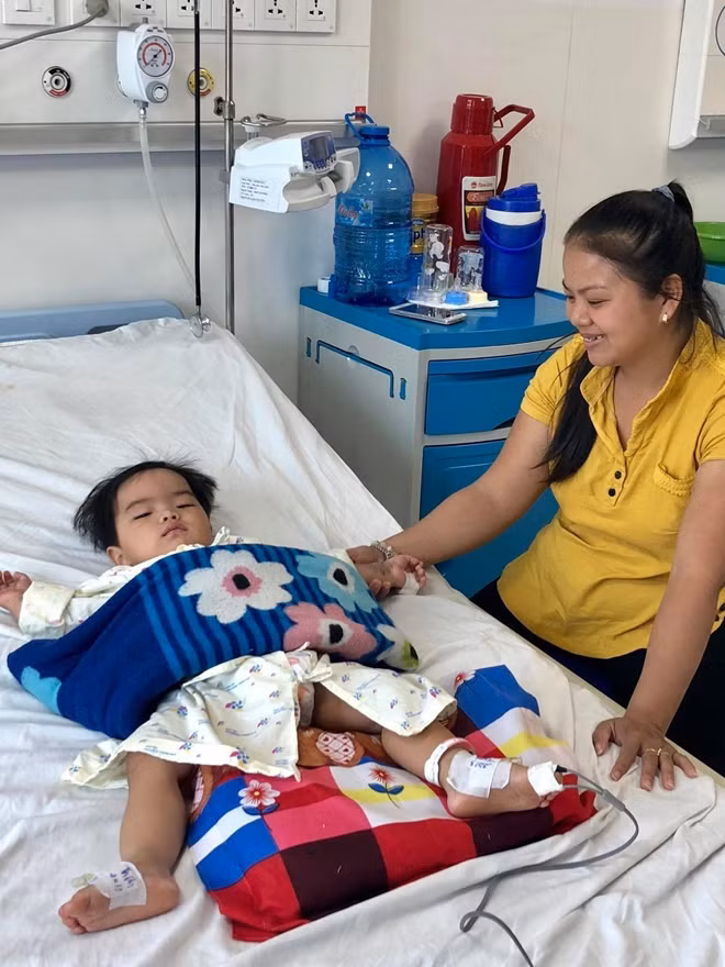 Cha mẹ bé V.G.B vui sướng vô hạn khi thấy con mình đã qua nguy kịch, được các BS và cộng đồng chung tay cứu sống.