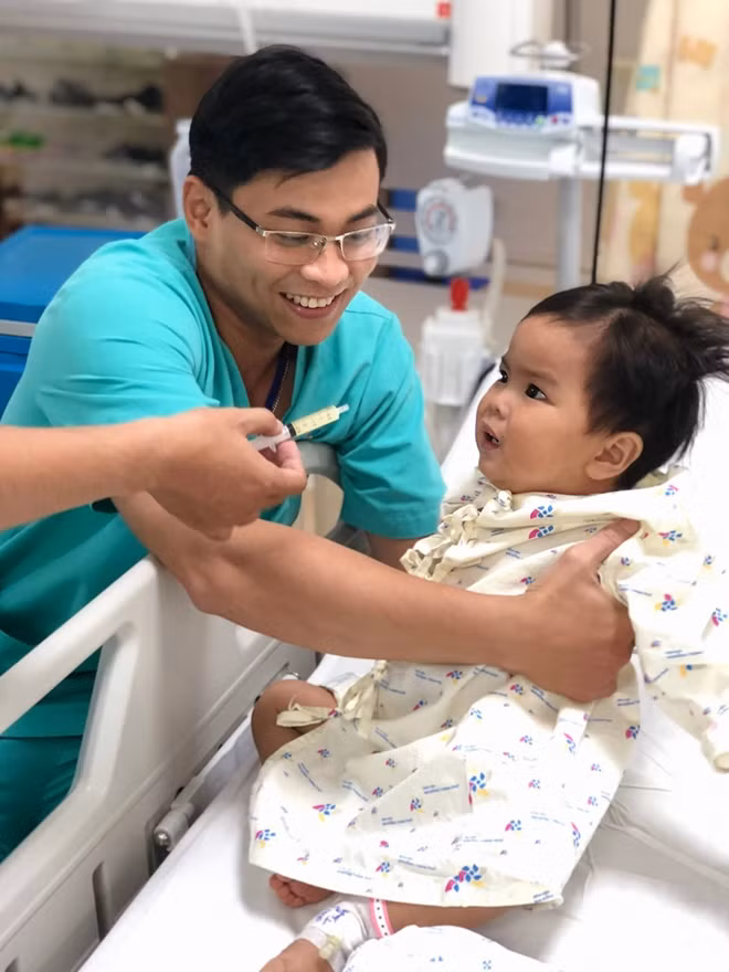 Y bác sĩ BV Nhi Đồng thành phố vui mừng khi cứu sống được em V.G.B.