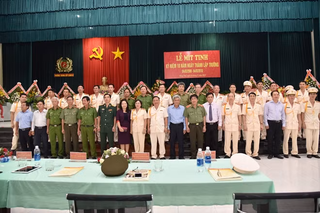 Đại biểu cùng Ban giám hiệu Nhà trường chụp hình lưu niệm tại buổi lễ.