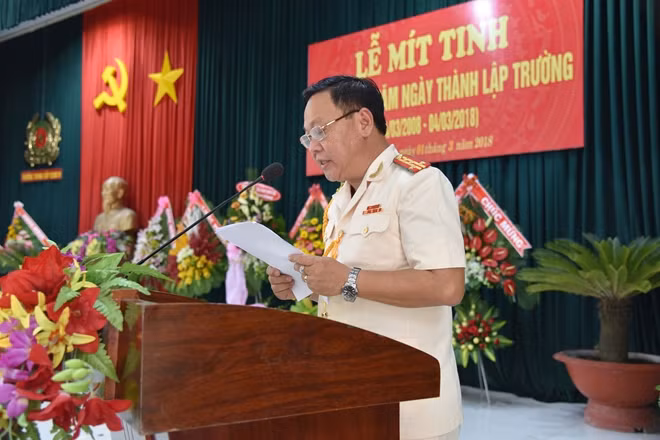 Đại tá, Hiệu trưởng trường TCCSND VI Nguyễn Thanh Bình phát biểu.