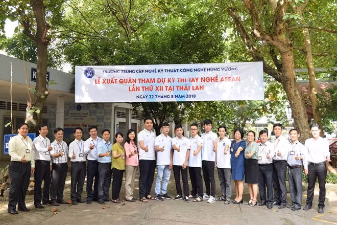 Các thí sinh trường TCN-KTCN Hùng Vương chụp hình cùng các Chuyên gia huấn luyện và thầy cô giáo.