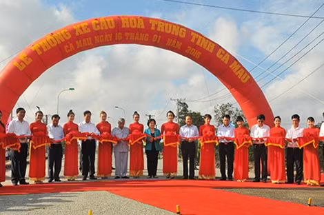Thủ tướng Nguyễn Tấn Dũng thực hiện nghi thức thông xe cầu Hòa Trung và đường Hồ Chí Minh – đoạn Năm Can đến Đất Mũi.