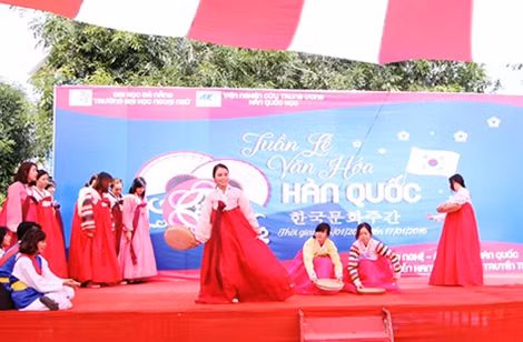 Biểu diễn tiết mục vũ hội ngày mùa Hàn Quốc.