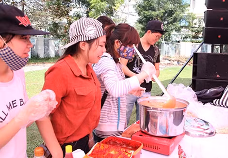 Sinh viên Việt Nam và Hàn Quốc nấu món tokpokki.