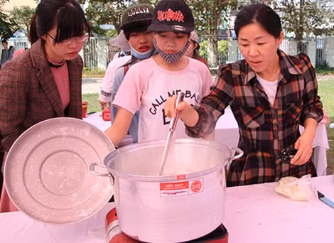 Giáo viên người Hàn quốc hướng dẫn sinh viên nấu món canh omuk.