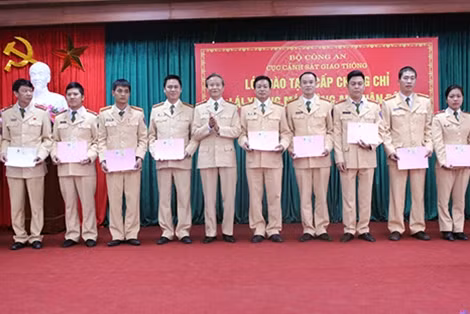 Đại tá Dương Ngọc Tiến, Phó Cục trưởng Cục Cảnh sát giao thông trao chứng chỉ cho các học viên xuất sắc.
