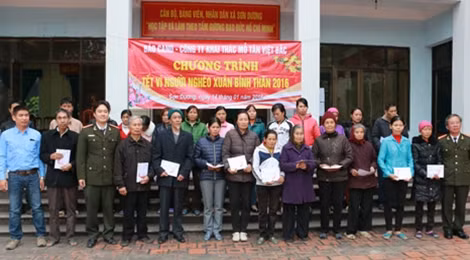 Đại tá Đặng Văn Lân, Phó Tổng biên tập Báo CAND cùng đại diện Công ty Tân Việt Bắc, Công an huyện Hoành Bồ trao quà Tết tặng đồng bào xã Sơn Dương.