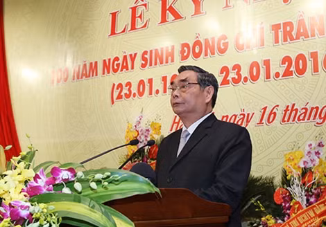 Thường trực Ban Bí thư Lê Hồng Anh trình bày diễn văn kỷ niệm.