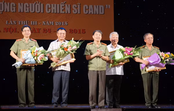 Trung tướng Trần Bá Thiều, Tổng cục trưởng Tổng cục Chính trị CAND trao bằng khen của Bộ Công an tặng Báo CAND và các cá nhân có thành tích xuất sắc trong công tác tổ chức.
