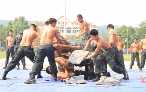 Màn khí công đặc sắc “Thiên cân áp bản”.