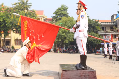 Tiểu đoàn trưởng Tiểu đoàn 4 làm lễ tuyên thệ và hôn lá cờ Tổ quốc.