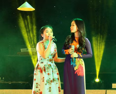 Bé Thiện Nhân và ca sĩ Cẩm Ly trình bày ca khúc “Quê hương tôi”.