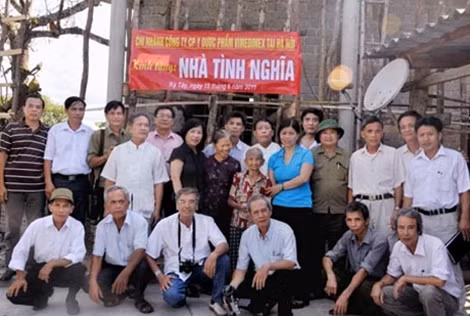Các cựu binh C18 trao tặng nhà tình nghĩa cho Bà mẹ Việt Nam Anh hùng tại Hà Tĩnh.