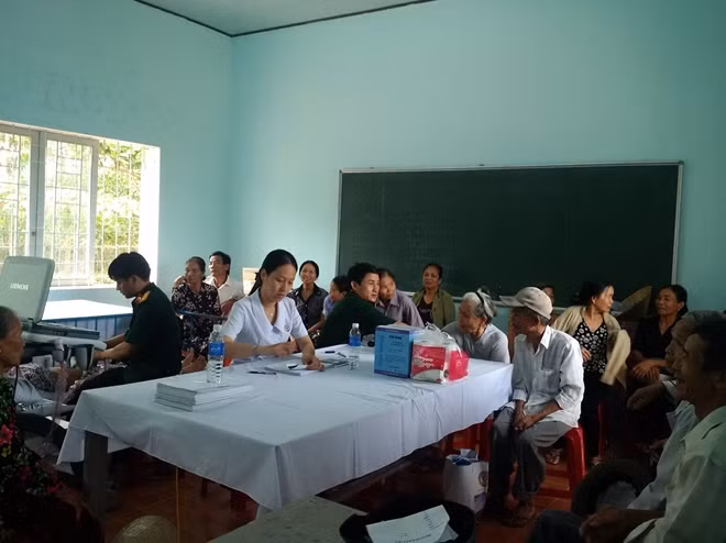 Bà con nhân dân là các đối tượng chính sách, gia đình khó khăn đã được khám bệnh miễn phí.