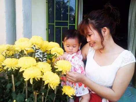 Chị Hà Thị Cam Tuyền cùng con gái Trương Thị Thủy Tiên đầu năm 2014.