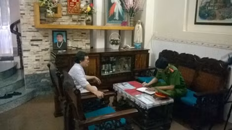 Cảnh sát khu vực Công an phường Tân Biên thăm hỏi người dân trên địa bàn.