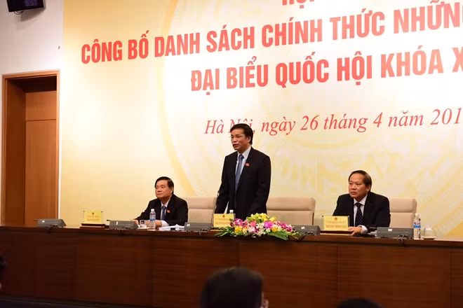 Ông Nguyễn Hạnh Phúc, Tổng Thư ký Quốc hội trao đổi trong cuộc họp báo.