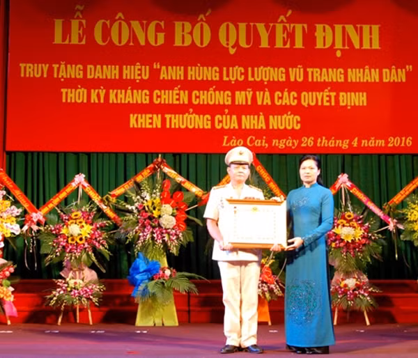 Được sự ủy quyền Chủ tịch nước, đồng chí Hà Thị Nga, Phó Bí thư Thường trực Tỉnh ủy trao Danh hiệu Anh hùng LLVT của liệt sỹ Trần Kim Chiến cho con trai là Đại tá Trần Kim Ngọc .