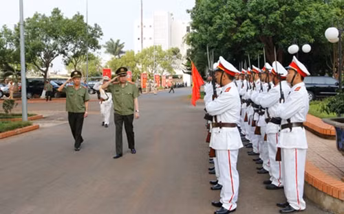 Bộ trưởng Tô Lâm duyệt đội danh dự Công an Đắk Lắk.