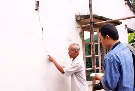 Nhà dân bị nứt sau động đất.