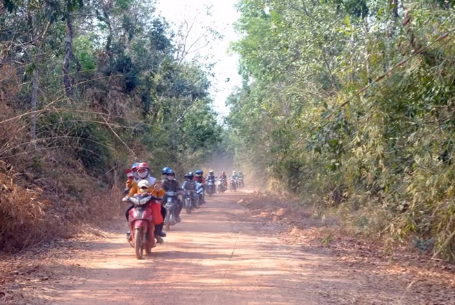 Người dân hiếu kỳ kéo vào khu bãi tắm tự phát.