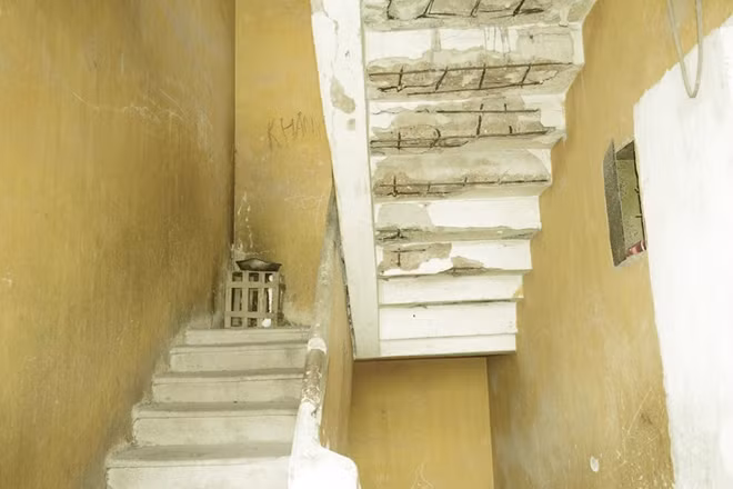Cầu thang bong tróc, hở cả cốt thép.