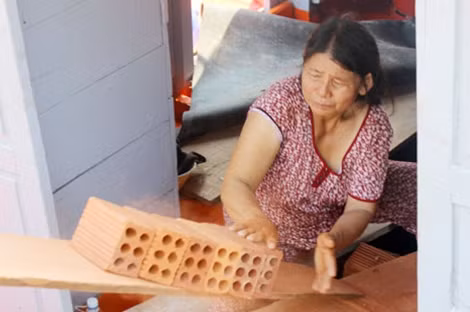 Giữa cái nắng như nung, những phu khuân vẫn miệt mài lao động.