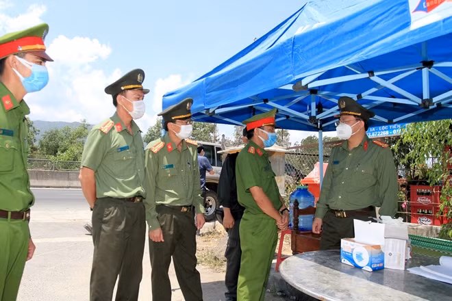 Thượng tá Nguyễn Thanh Tuấn, Giám đốc Công an tỉnh Thừa Thiên Huế động viên CBCS làm nhiệm vụ tại các chốt kiểm soát vừa phòng, chống dịch vừa đảm bảo an ninh, an toàn bầu cử đại biểu Quốc hội khóa XV và đại biểu HĐND các cấp nhiệm kỳ 2021 - 2026.