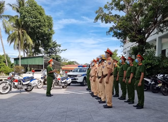Công an thị xã Hương Thủy, tỉnh Thừa Thiên Huế ra quân đợt cao điểm TTKS, xử lý vi phạm giao thông đường bộ vào sáng 20/7.