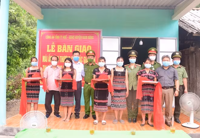Đại diện lãnh đạo Công an tỉnh Thừa Thiên Huế và chính quyền địa phương bàn giao mái ấm tình thương cho hộ nghèo ở huyện Nam Đông.