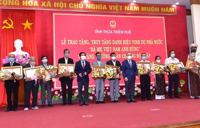 Lãnh đạo Tỉnh ủy và UBND tỉnh Thừa Thiên Huế truy tặng danh hiệu vinh dự Nhà nước Bà mẹ Việt Nam Anh hùng cho thân nhân các mẹ.