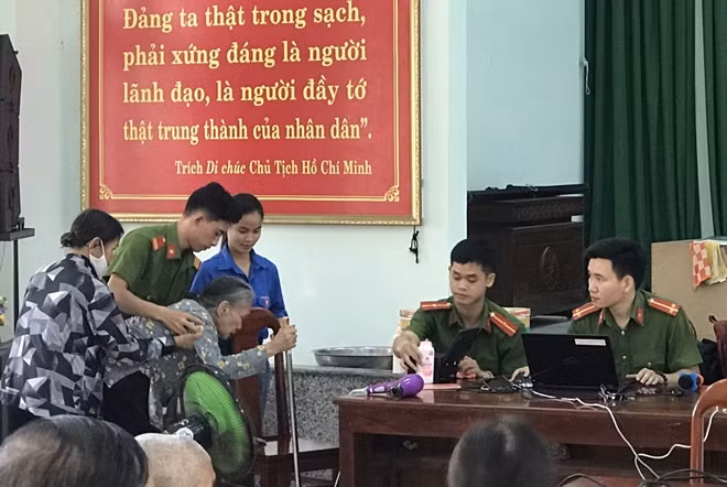 Những người già yếu, đi lại khó khăn được CBCS Công an tỉnh Thừa Thiên Huế giúp đỡ khi đến làm CCCD.