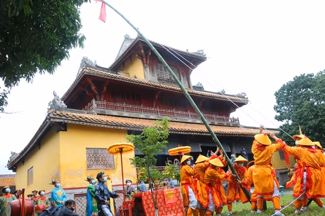 Cây nêu với phướn đỏ được dựng lên trong Hoàng cung Huế vào ngày 23 tháng Chạp.